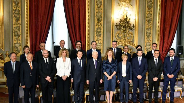 le-nouveau-gouvernement-italien-et-le-premier-ministre-giuseppe-conte-avec-le-president-sergio-mattarella-le-1er-juin-2018-a-rome_6067058
